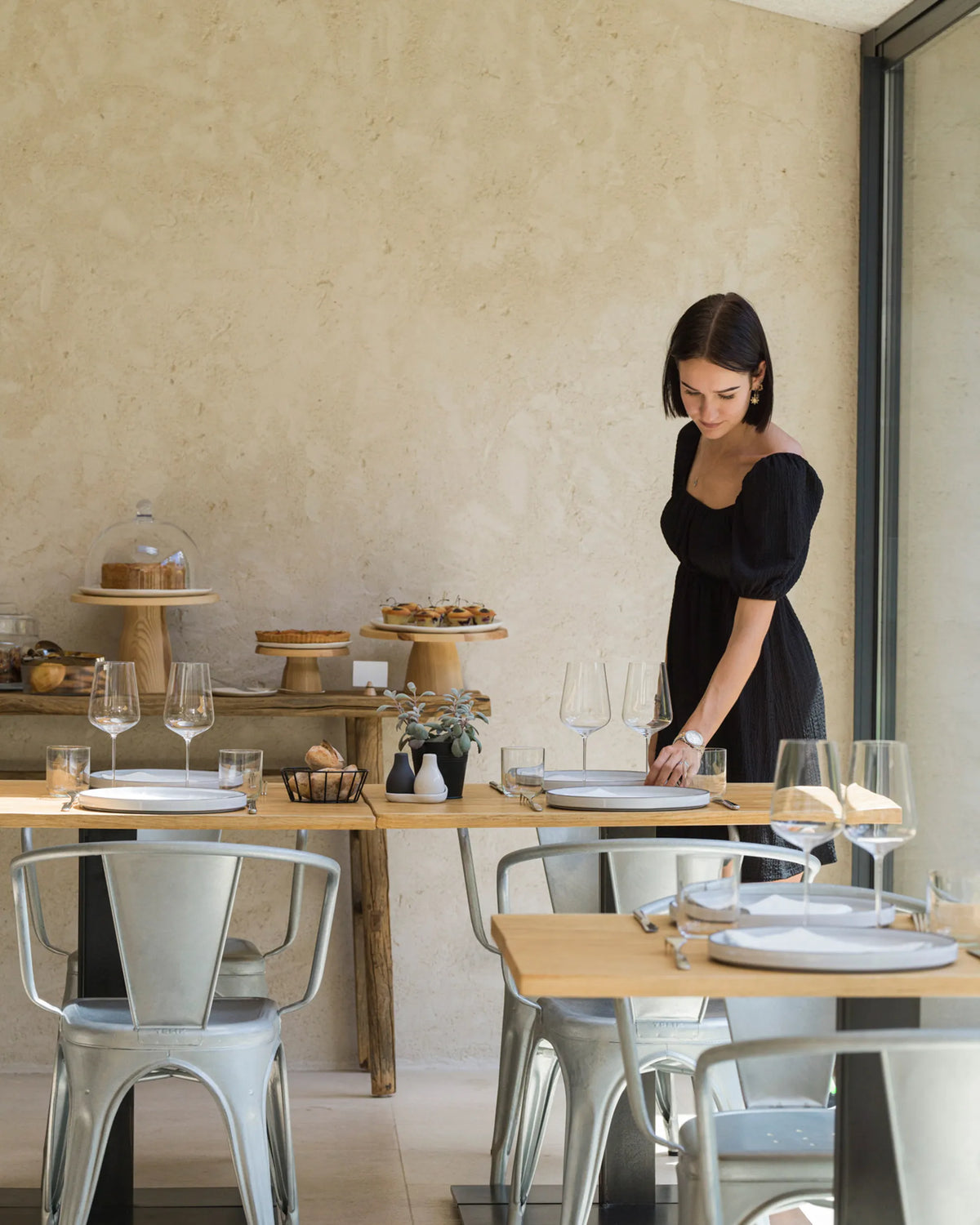 Revol CARACTERE PRESENTATION PLATE Nutmeg SKU: '652727