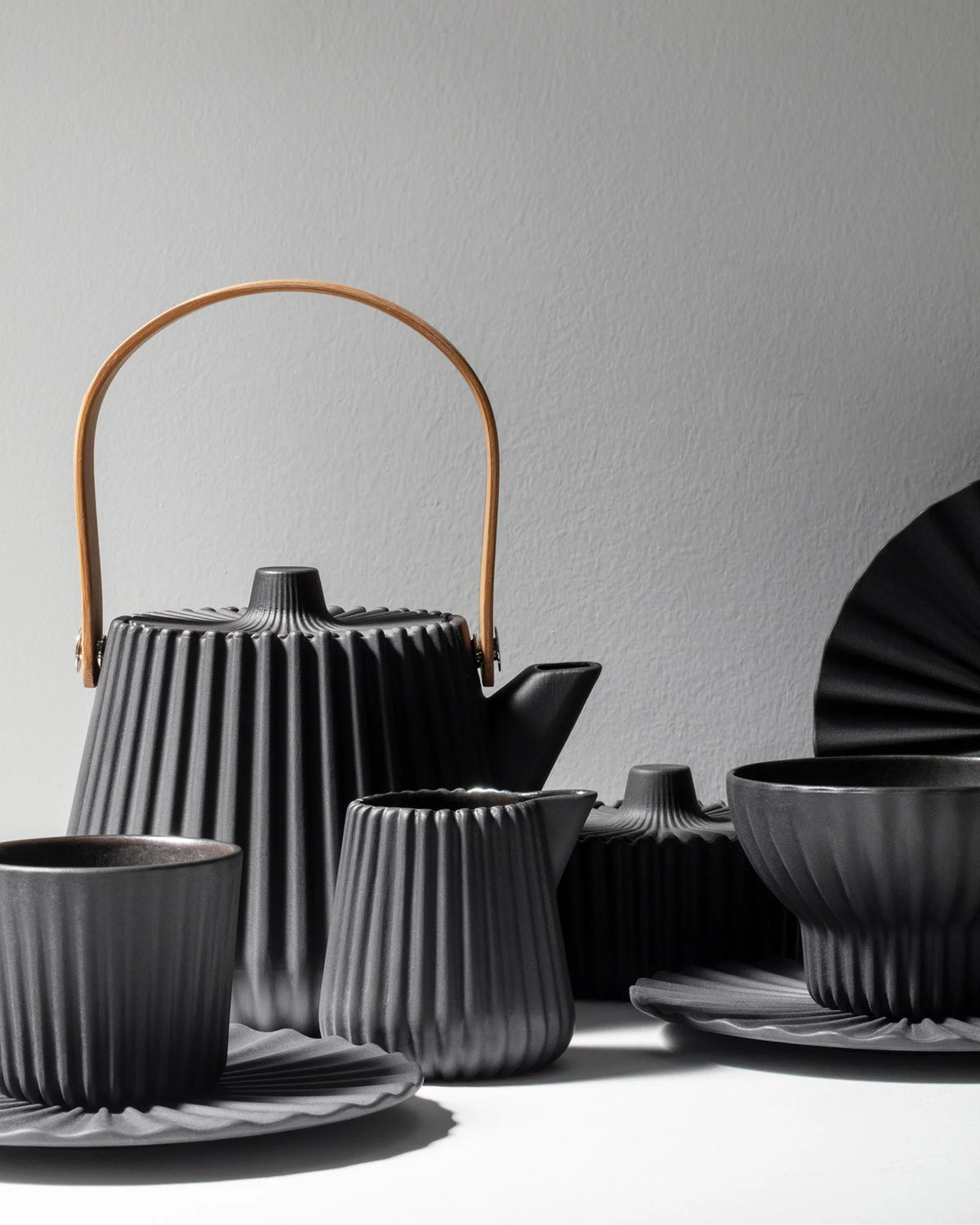 Revol PEKOE TEAPOT + INFUSER BASKET Black Smooth Dark Metal SKU: '653593