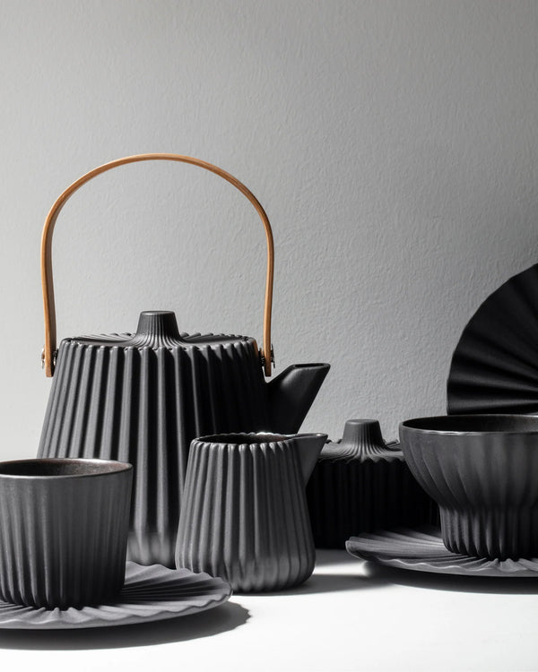 Revol PEKOE TEAPOT + INFUSER BASKET Black Smooth Dark Metal SKU: '653593