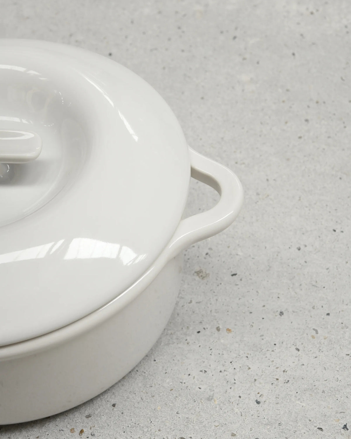 Revol BOMBANCE ROUND COCOTTE 22CM INDUCTION WITH PORCELAIN LID Alabaster white Induction SKU: '660134