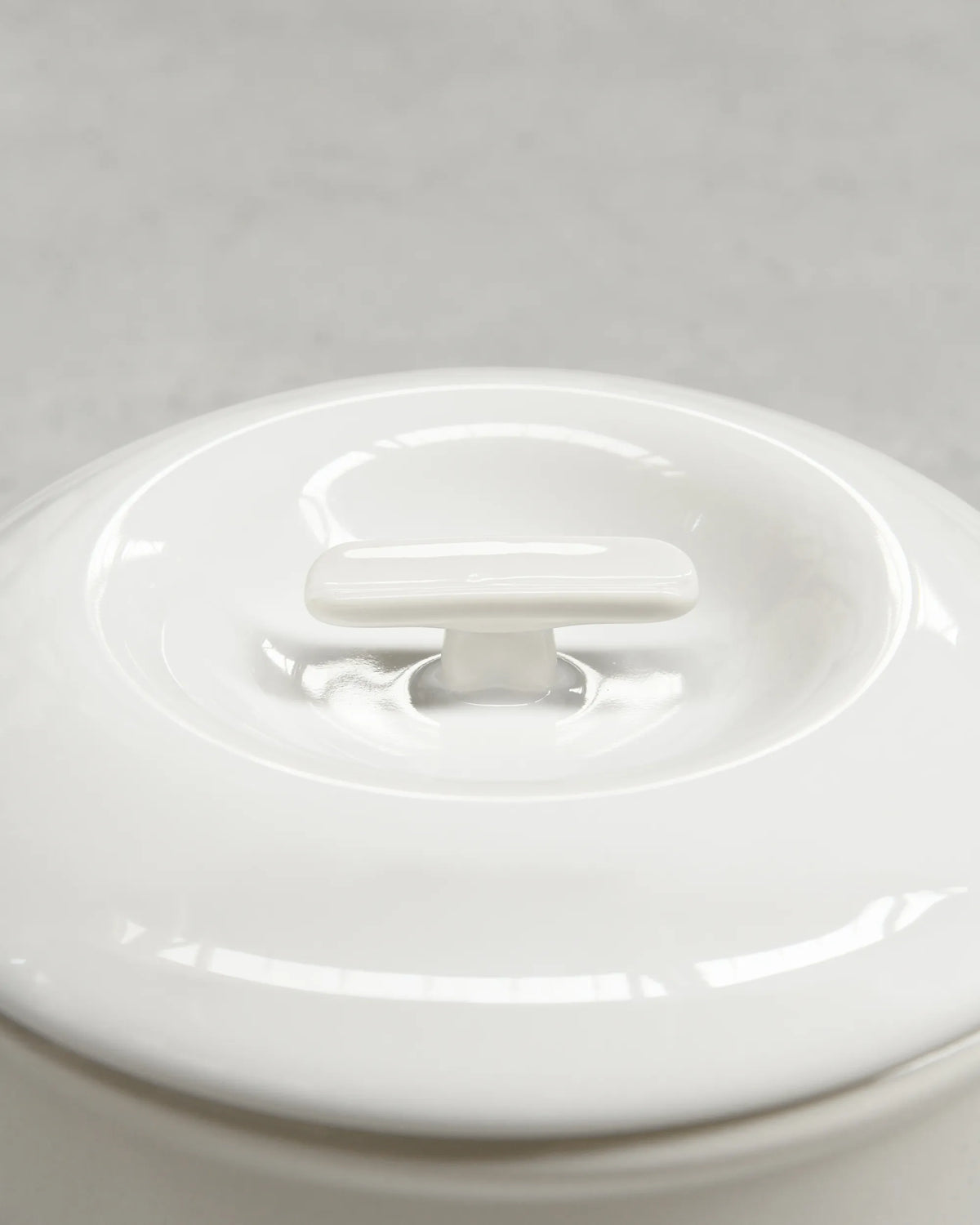 Revol BOMBANCE ROUND COCOTTE 22CM INDUCTION WITH PORCELAIN LID Alabaster white Induction SKU: '660134