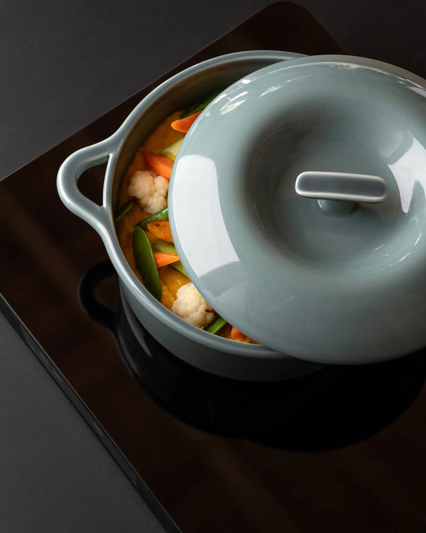 Revol BOMBANCE ROUND COCOTTE 22CM INDUCTION WITH PORCELAIN LID Cloud Grey Induction SKU: '660136
